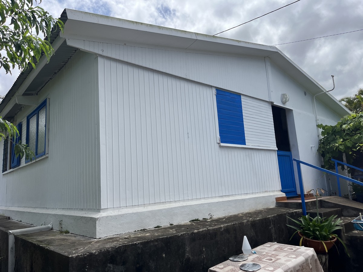 Remise en état de l'extérieur d'une maison après traitemetn de l'humidité et de la rouille à La Réunion
