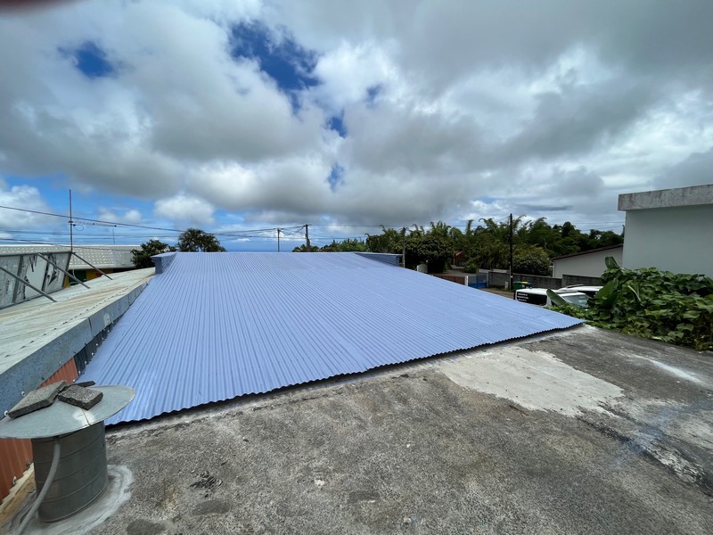 Application d'un réflecteur thermique solaire sur un toit exposé au soleil à La Réunion